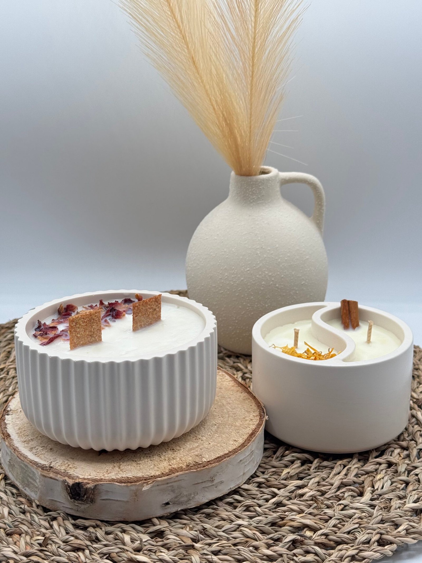 Frasco de vela artesanal con Esencia natural, ideal para aromatizar espacios con fragancias únicas. Vela encendida en un ambiente cálido que conecta con la calma y la energía interior. Velas artesanales y ecológicas para llenar tu hogar de luz y aroma. Hechas con cera natural y fragancias sostenibles. Contáctanos hoy mismo y recibe más información sobre nuestras velas artesanales, ecológicas y aromáticas, perfectas para tu hogar.