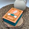 Descubre La Alta Sociedad: vela aromática de lujo, diseño literario único, fragancia premium y el regalo elegante perfecto